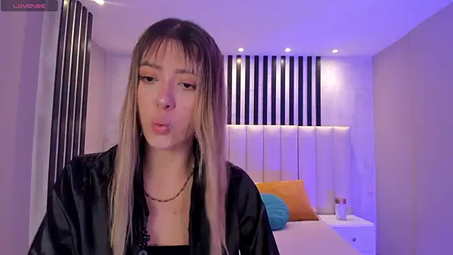 Snapshot of EveBensonX chatting on 02.17.25 EveBensonX online show from 02.17.25