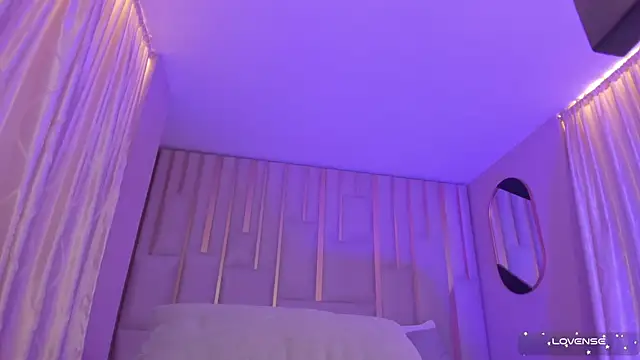 Snapshot of EveBensonX chatting on 02.18.25 EveBensonX online show from 02.18.25