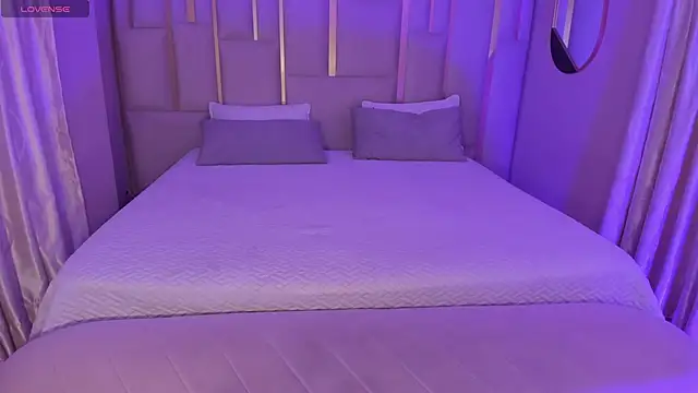 Snapshot of EveBensonX chatting on 02.20.25 EveBensonX online show from 02.20.25