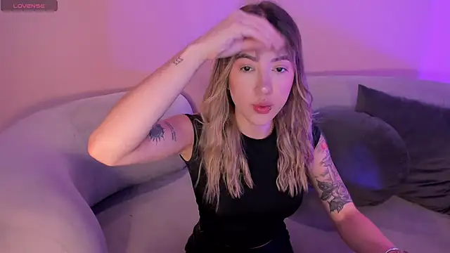 Snapshot of EveBensonX chatting on 02.25.25 EveBensonX online show from 02.25.25