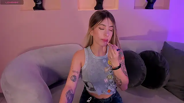 Snapshot of EveBensonX chatting on 02.26.25 EveBensonX online show from 02.26.25