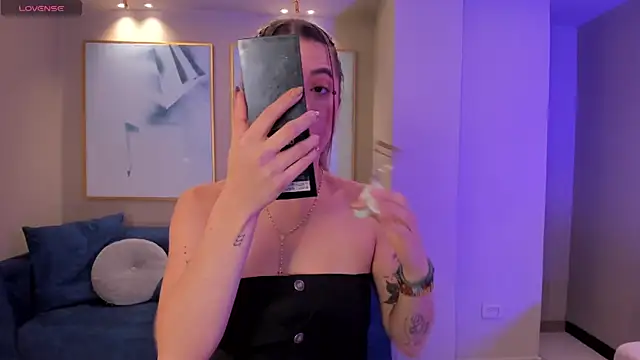 Snapshot of EveBensonX chatting on 03.01.25 EveBensonX online show from 03.01.25