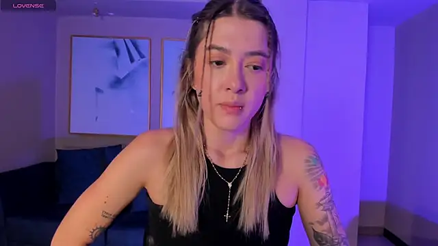 Snapshot of EveBensonX chatting on 03.04.25 EveBensonX online show from 03.04.25