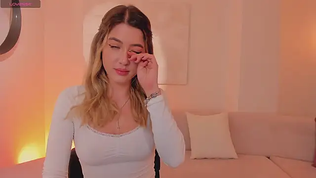 Snapshot of EveBensonX chatting on 03.14.25 EveBensonX online show from 03.14.25