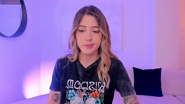 Snapshot of EveBensonX chatting on 03.15.25 EveBensonX online show from 03.15.25