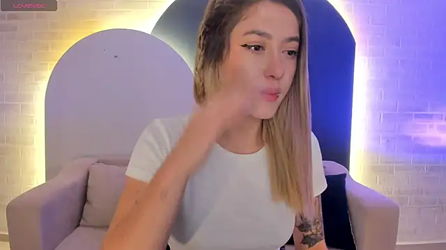 Snapshot of EveBensonX chatting on 03.19.25 EveBensonX online show from 03.19.25