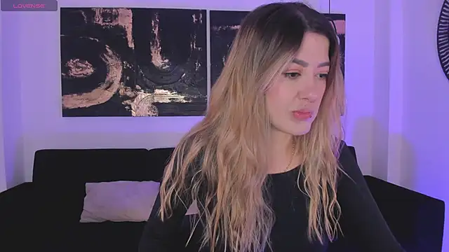 Snapshot of EveBensonX chatting on 09.10.25 EveBensonX online show from 09.10.25