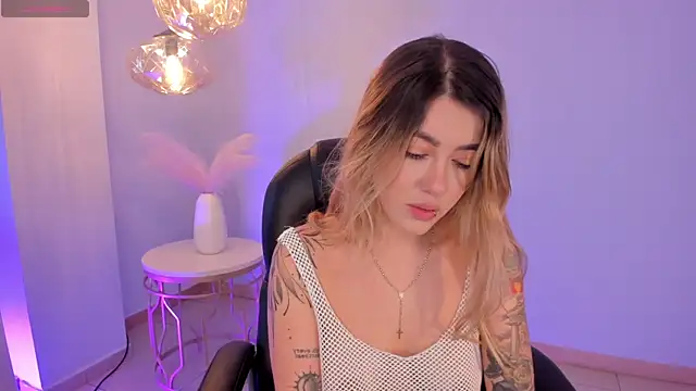 Snapshot of EveBensonX chatting on 09.12.25 EveBensonX online show from 09.12.25