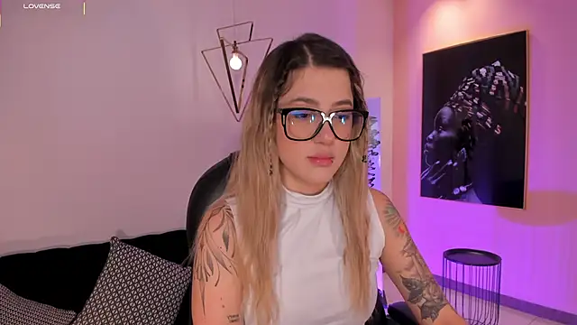 Snapshot of EveBensonX chatting on 09.18.25 EveBensonX online show from 09.18.25