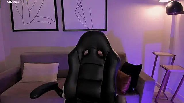 Snapshot of EveBensonX chatting on 09.20.25 EveBensonX online show from 09.20.25