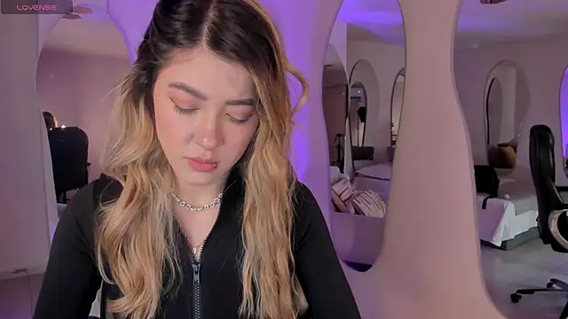 Snapshot of EveBensonX chatting on 09.25.25 EveBensonX online show from 09.25.25