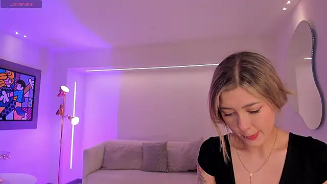 Snapshot of EveBensonX chatting on 10.13.25 EveBensonX online show from 10.13.25