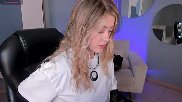 Snapshot of EveBensonX chatting on 10.16.25 EveBensonX online show from 10.16.25