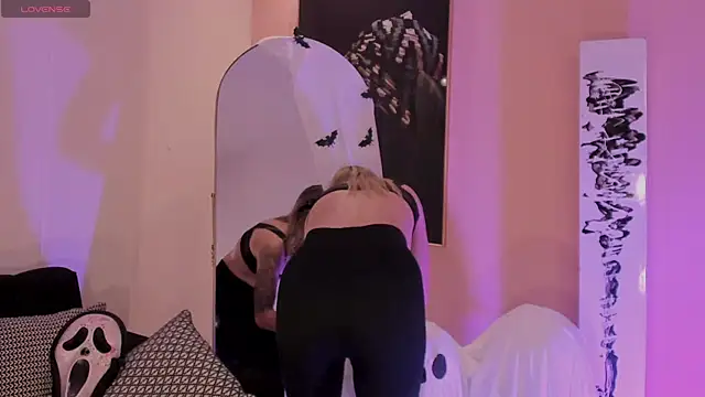 Snapshot of EveBensonX chatting on 10.31.25 EveBensonX online show from 10.31.25