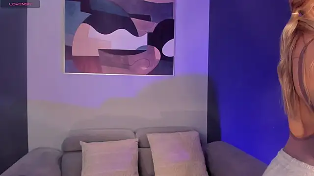 Snapshot of EveBensonX chatting on 11.02.25 EveBensonX online show from 11.02.25