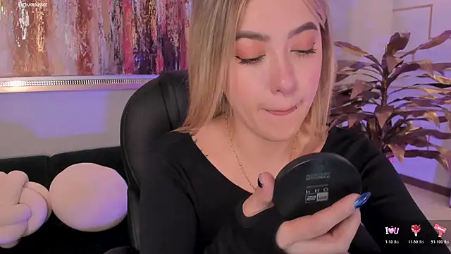 Snapshot of EveBensonX chatting on 11.05.25 EveBensonX online show from 11.05.25