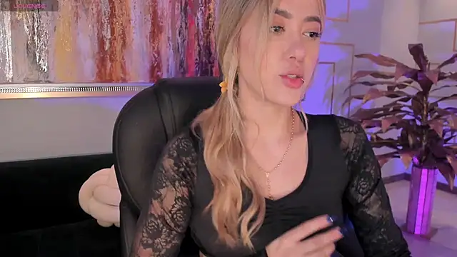 Snapshot of EveBensonX chatting on 11.06.25 EveBensonX online show from 11.06.25