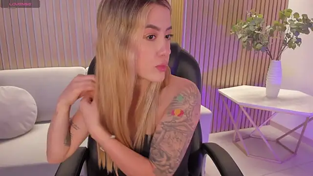 Snapshot of EveBensonX chatting on 11.08.25 EveBensonX online show from 11.08.25