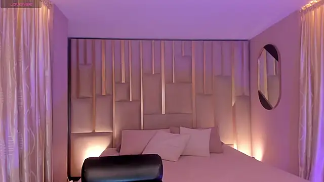 Snapshot of EveBensonX chatting on 11.09.25 EveBensonX online show from 11.09.25