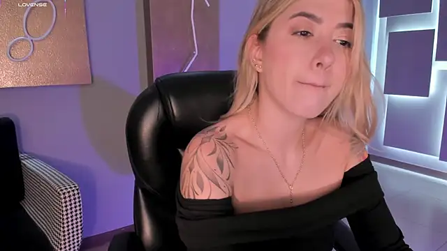 Snapshot of EveBensonX chatting on 11.10.25 EveBensonX online show from 11.10.25