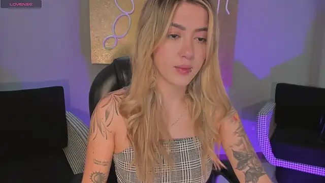 Snapshot of EveBensonX chatting on 11.14.25 EveBensonX online show from 11.14.25