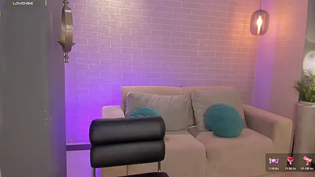 Snapshot of EveBensonX chatting on 11.15.25 EveBensonX online show from 11.15.25