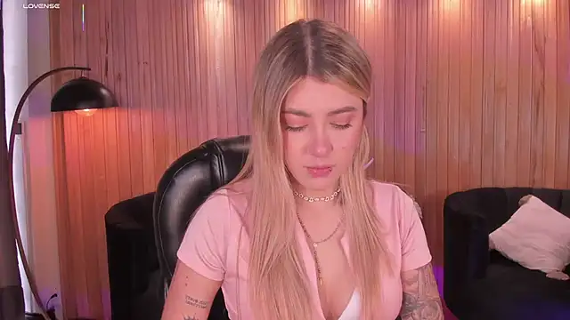 Snapshot of EveBensonX chatting on 11.16.25 EveBensonX online show from 11.16.25