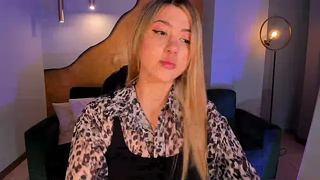 Snapshot of EveBensonX chatting on 11.19.25 EveBensonX online show from 11.19.25