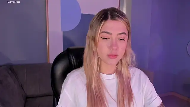 Snapshot of EveBensonX chatting on 11.20.25 EveBensonX online show from 11.20.25