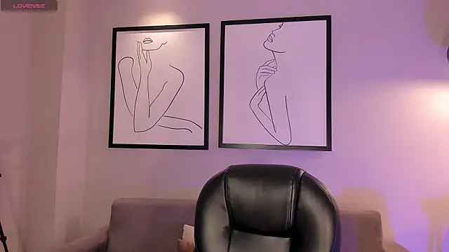 Snapshot of EveBensonX chatting on 11.25.25 EveBensonX online show from 11.25.25