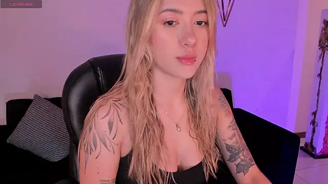 Snapshot of EveBensonX chatting on 11.30.25 EveBensonX online show from 11.30.25