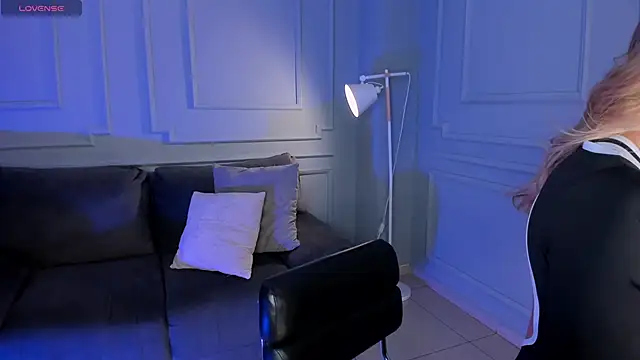 Snapshot of EveBensonX chatting on 12.01.25 EveBensonX online show from 12.01.25