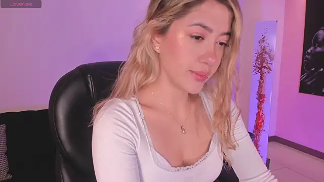 Snapshot of EveBensonX chatting on 12.03.25 EveBensonX online show from 12.03.25