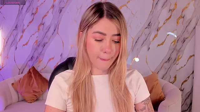 Snapshot of EveBensonX chatting on 12.04.25 EveBensonX online show from 12.04.25