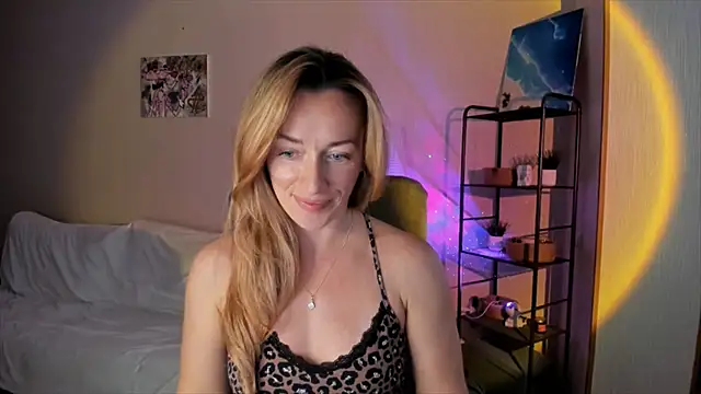 RebeccaMartinez online show from 10.11.25