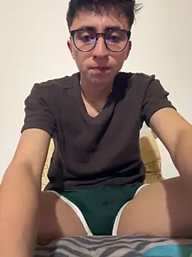 Snapshot of CamiRojas_boy chatting on 10.13.25 CamiRojas boy online show from 10.13.25