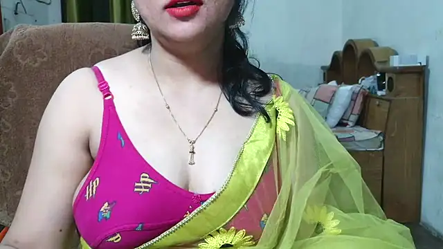 Snapshot of Cute_Mahi22 chatting on 10.13.25 Cute Mahi22 online show from 10.13.25