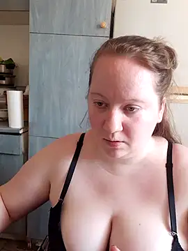Snapshot of D_Marinna chatting on 03.17.25 D Marinna online show from 03.17.25