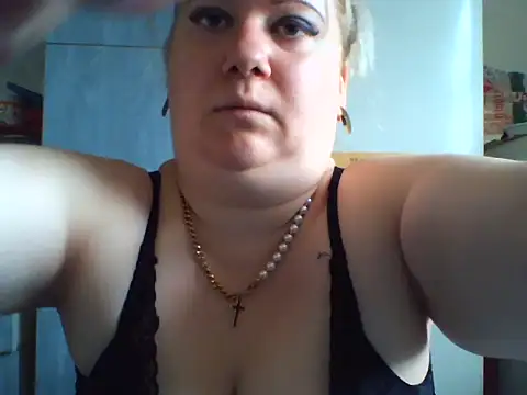 Snapshot of D_Marinna chatting on 09.16.25 D Marinna online show from 09.16.25