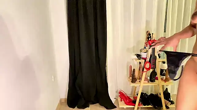 Snapshot of Nisha2708 chatting on 12.31.24 Nisha2708 online show from 12.31.24