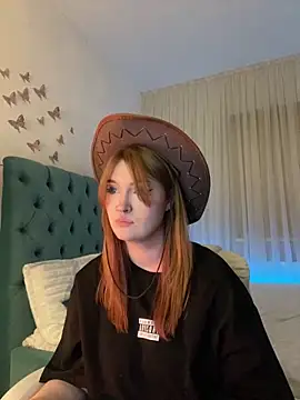 Snapshot of _Chlo__e chatting on 02.14.25  Chlo  e online show from 02.14.25