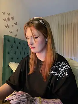 Snapshot of _Chlo__e chatting on 02.15.25  Chlo  e online show from 02.15.25
