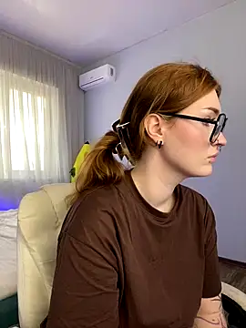 Snapshot of _Chlo__e chatting on 10.03.25  Chlo  e online show from 10.03.25