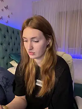 Snapshot of _Chlo__e chatting on 10.10.25  Chlo  e online show from 10.10.25