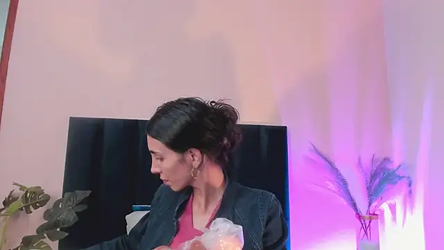 Nina Cavaali online show from 12.05.25