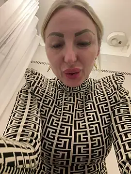 Snapshot of Allys chatting on 03.19.25 Allys online show from 03.19.25