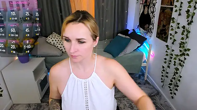 Snapshot of Karinella_x chatting on 03.21.25 Karinella x online show from 03.21.25