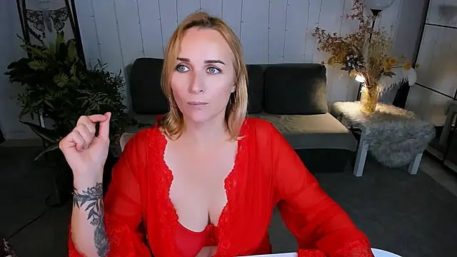 Snapshot of Karinella_x chatting on 09.23.25 Karinella x online show from 09.23.25