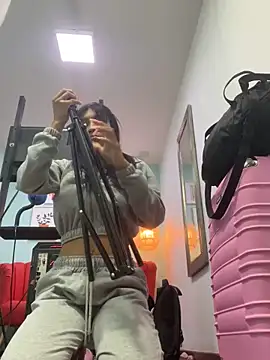 Snapshot of LauraAristizabal chatting on 02.21.25 LauraAristizabal online show from 02.21.25