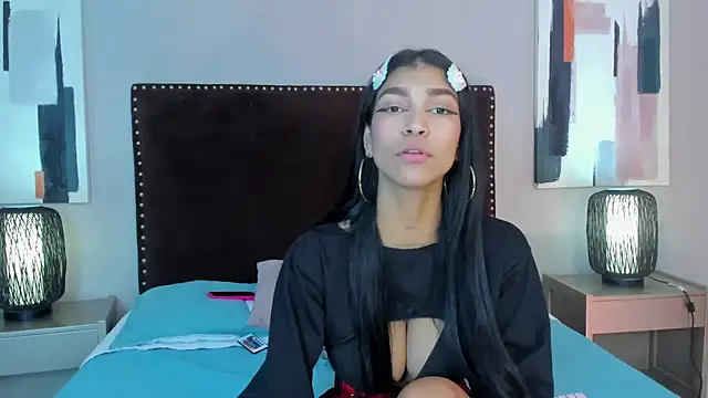 Snapshot of LauraAristizabal chatting on 03.04.25 LauraAristizabal online show from 03.04.25